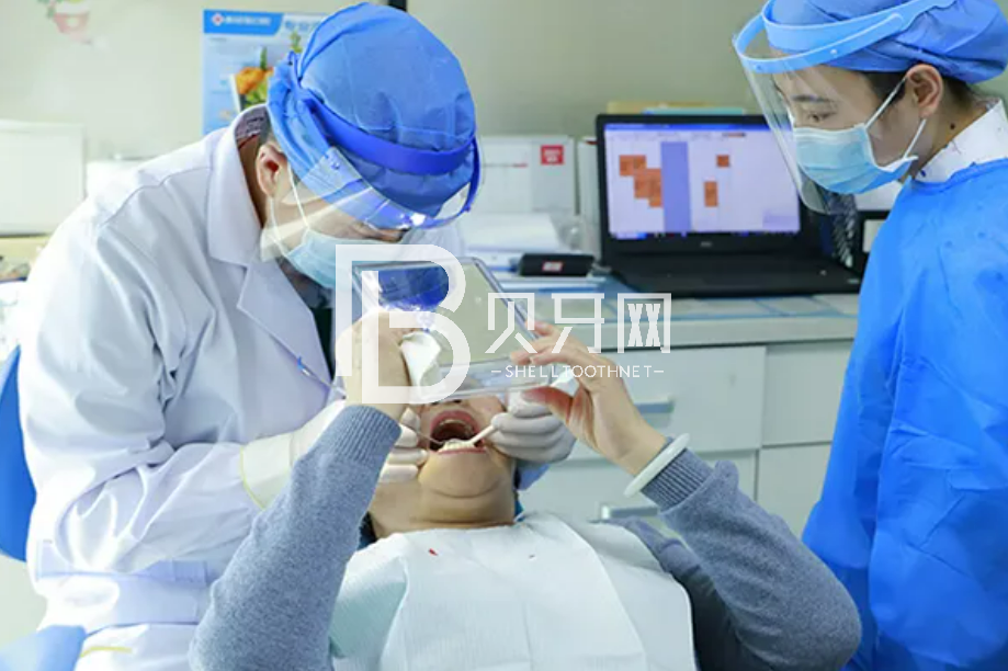 口福故事丨7旬“松牙困难户”重新固定4颗松动牙,想吃就吃