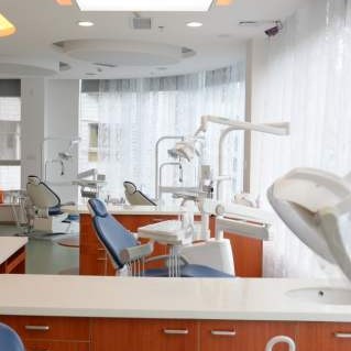 重庆即刻种牙牙科医院排名榜公布（最新）！重庆王悦力口腔诊所医生手术专业、设备先进正规！